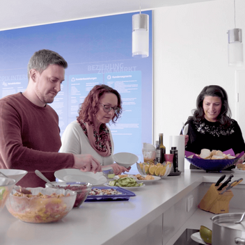 TOPIX Mitarbeiter beim frisch gekochten Mittagessen