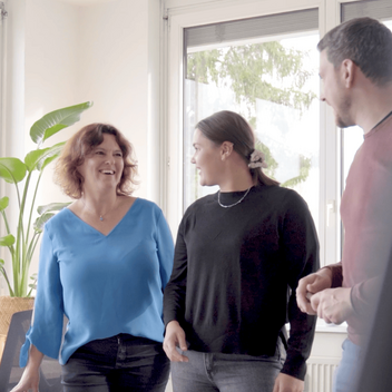 drei TOPIX Mitarbeiter besprechen sich