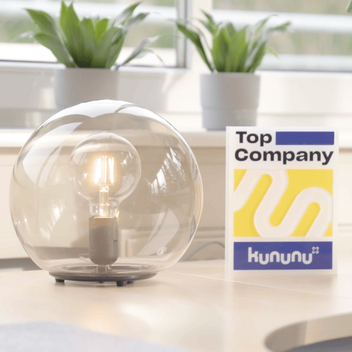 Kununu Top Company Award neben Lampe